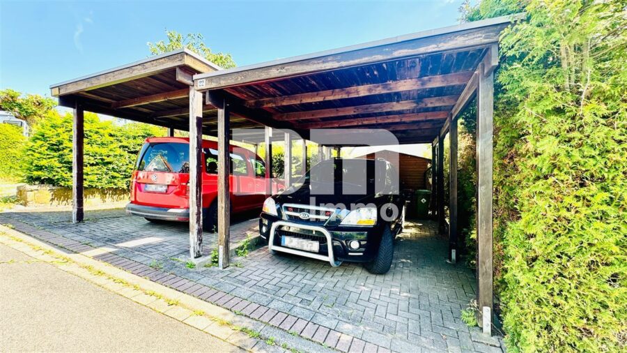 Charmantes Wohnglück - Ihr neues Zuhause mit Carport / Terrasse und großem Gartenbereich - Carport rechts